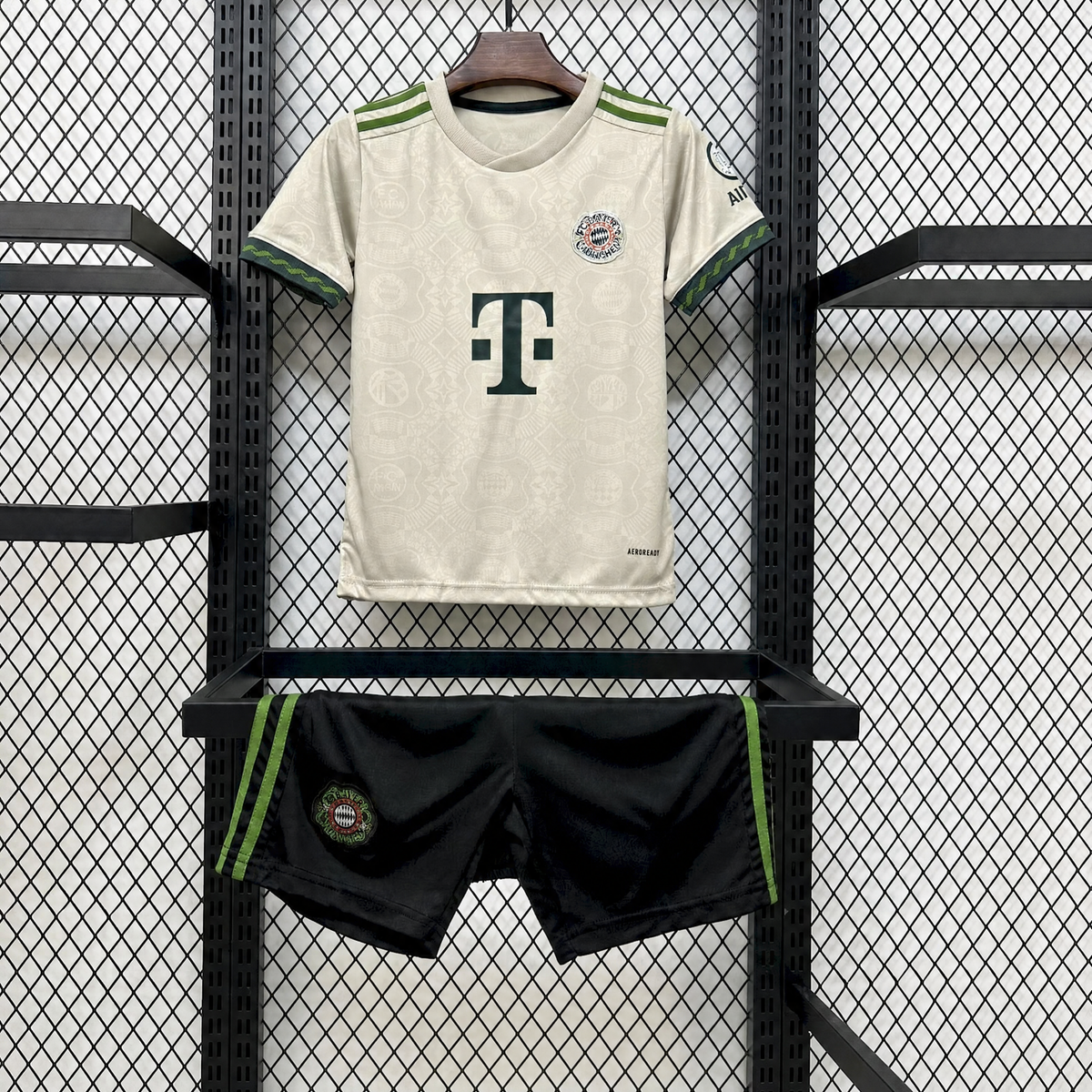KIT ENFANT BAYERN MUNICH ÉDITION SPÉCIALE 25/26 OKTOBERFEST