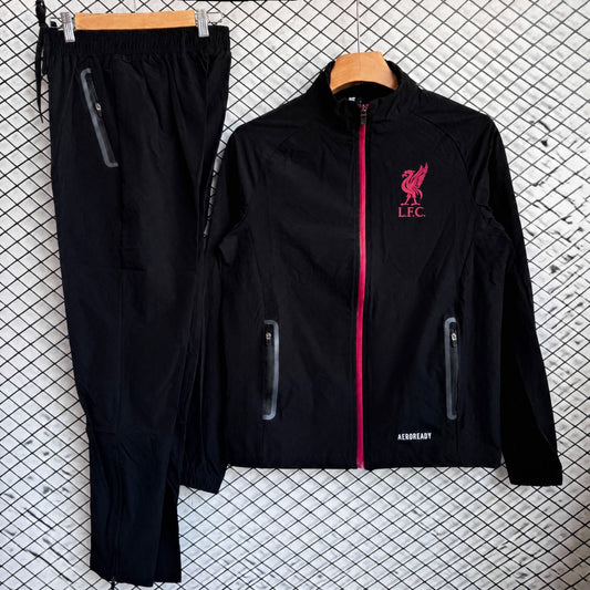 SURVÊTEMENT LIVERPOOL 25/26 NOIR ET ROUGE COUPE-VENT