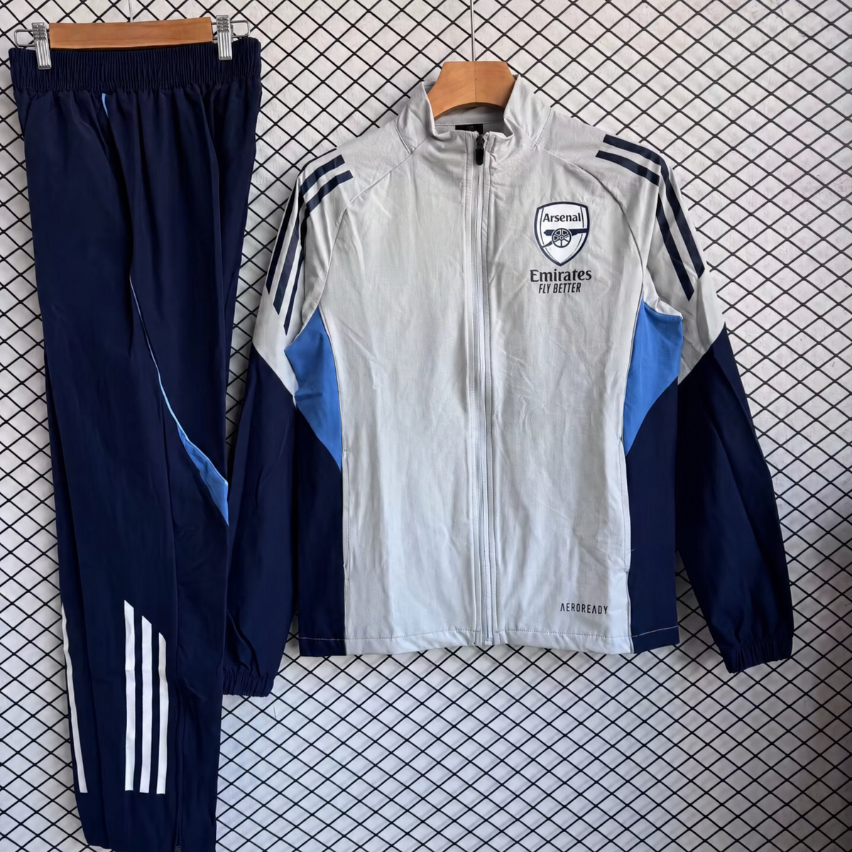 SURVÊTEMENT ARSENAL 25/26 BLANC ET BLEU MARINE