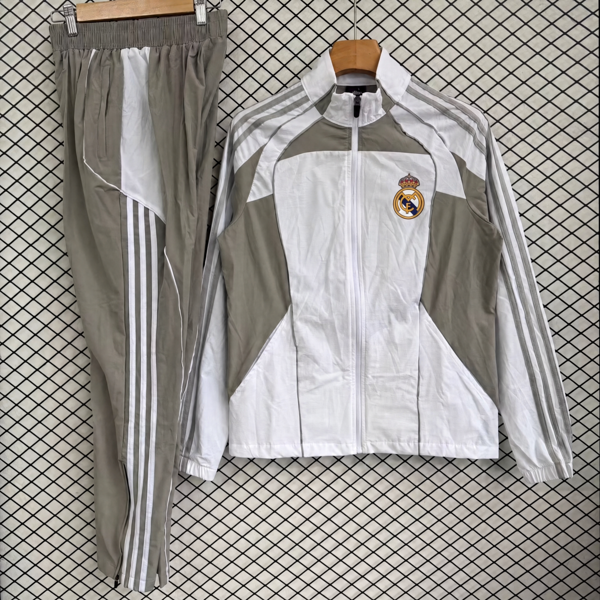 SURVÊTEMENT REAL MADRID 26/27 BLANC ET GRIS